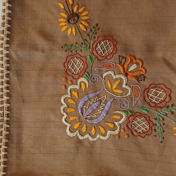 Beautiful Embroidered Tablecloth - Picture 11 of 11